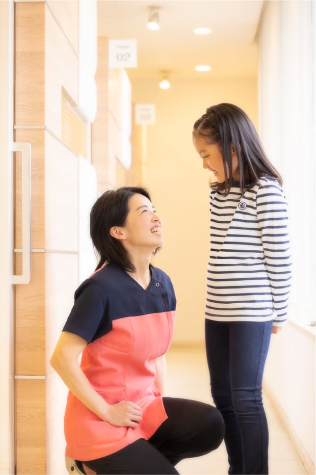 子供の患者と話すスタッフ